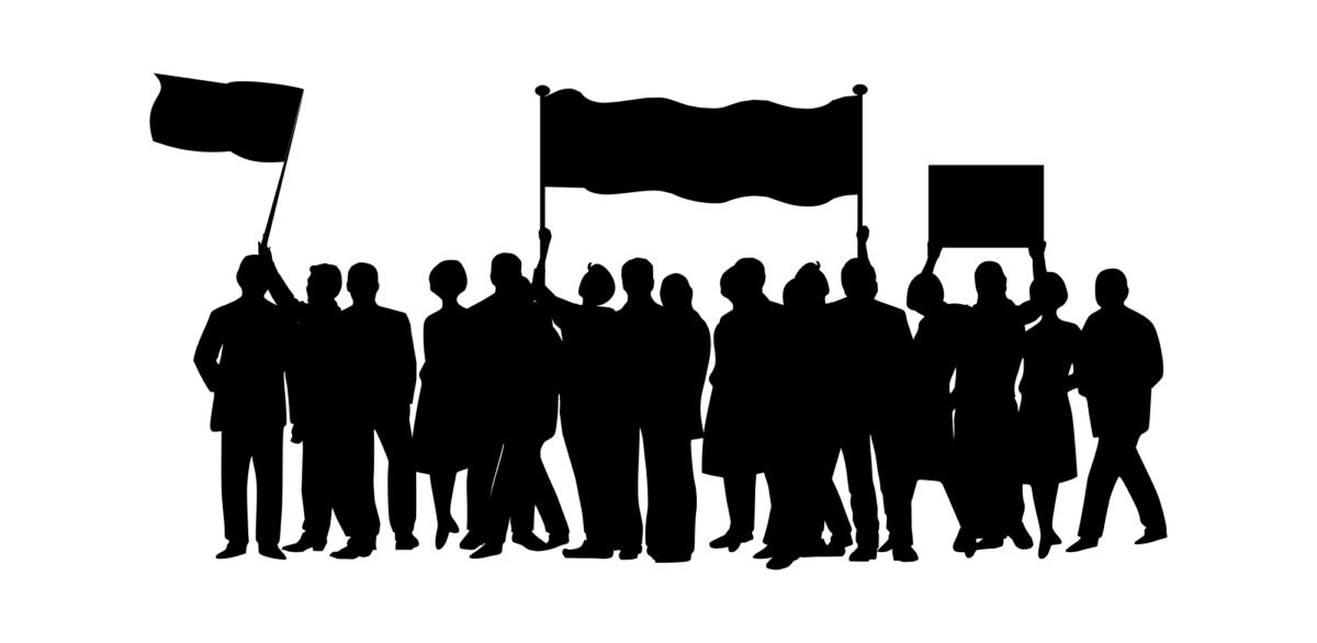 Schwarzweißbild einer Menschengruppe mit Schildern und Fahnen