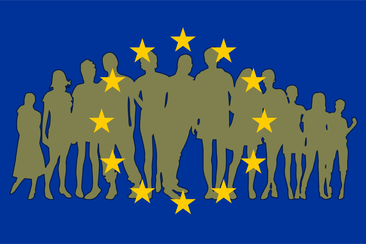 Europaflagge mit den gelben Sternen im Kreis auf blauen Grund. Goldfarbene Silhouette von Menschen über die ganze breite.